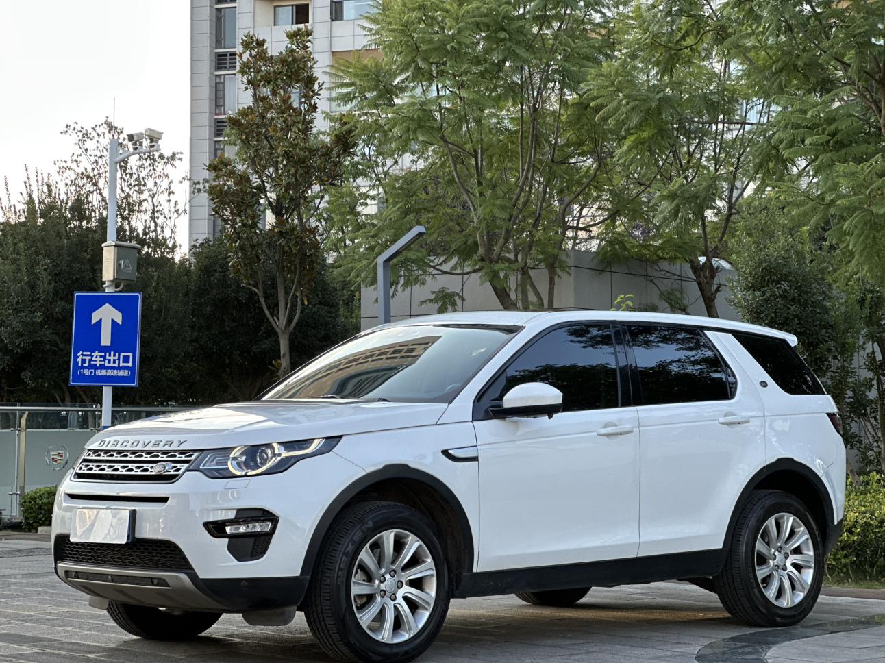 Land Rover Discovery Sport 2017 thumb 12