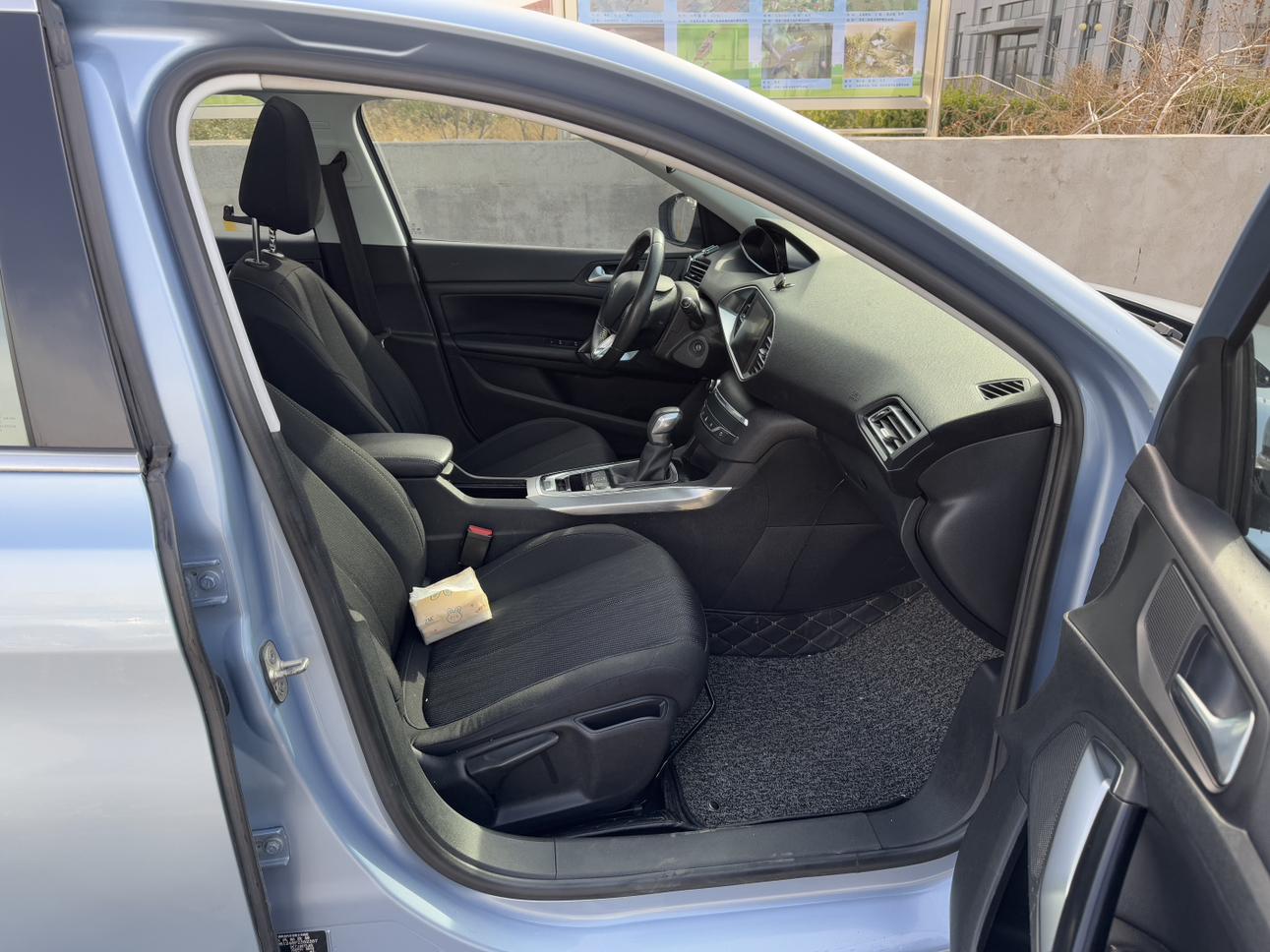 Peugeot 308 2016 thumb 5