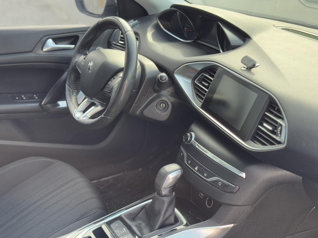 Peugeot 308 2016 thumb 6