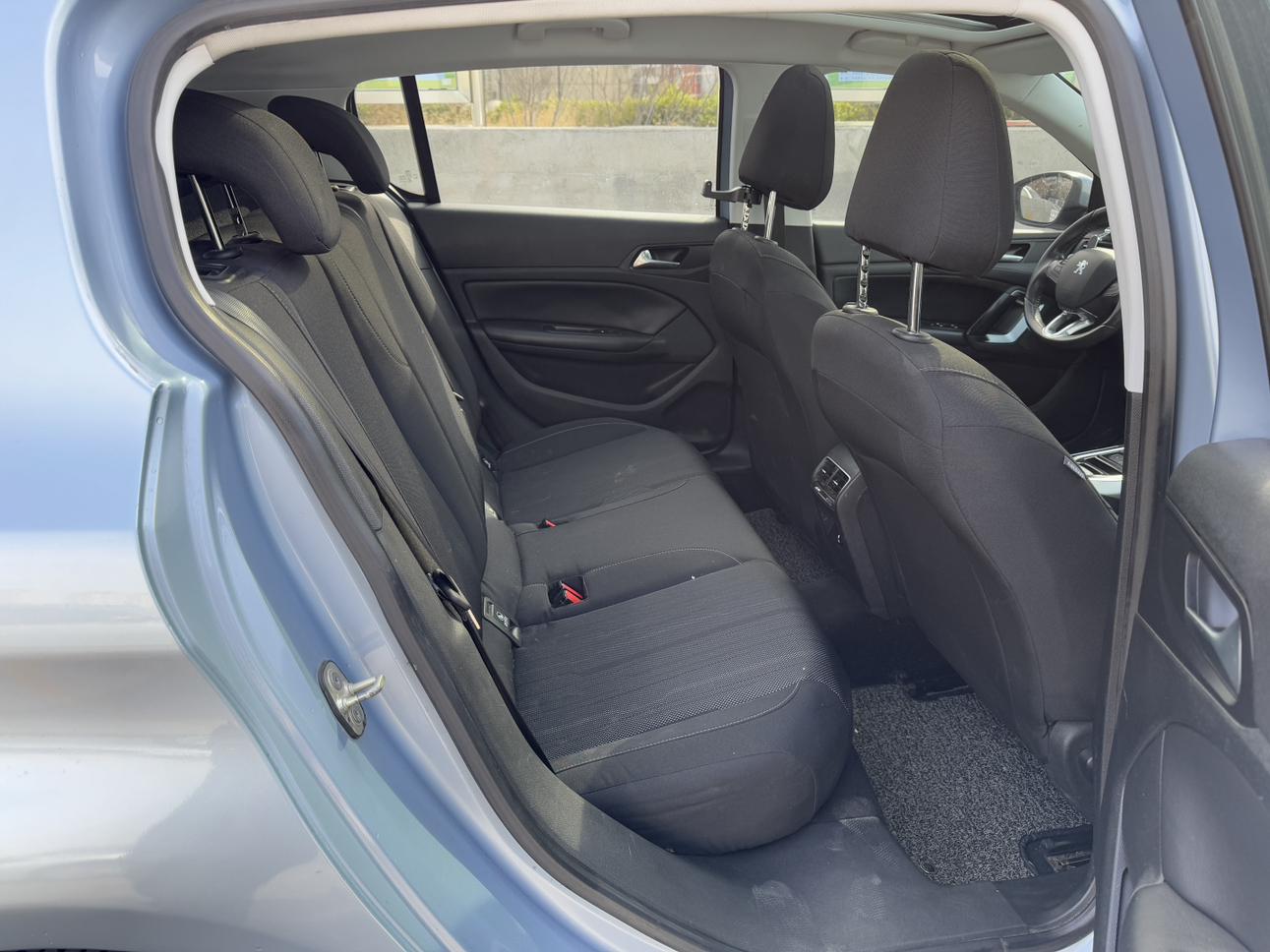 Peugeot 308 2016 thumb 7