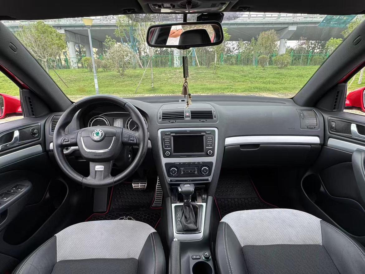 Skoda Octavia 2012 thumb 8