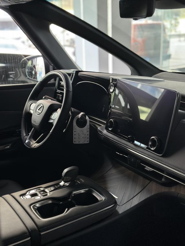 Lexus LM 2025 thumb 2