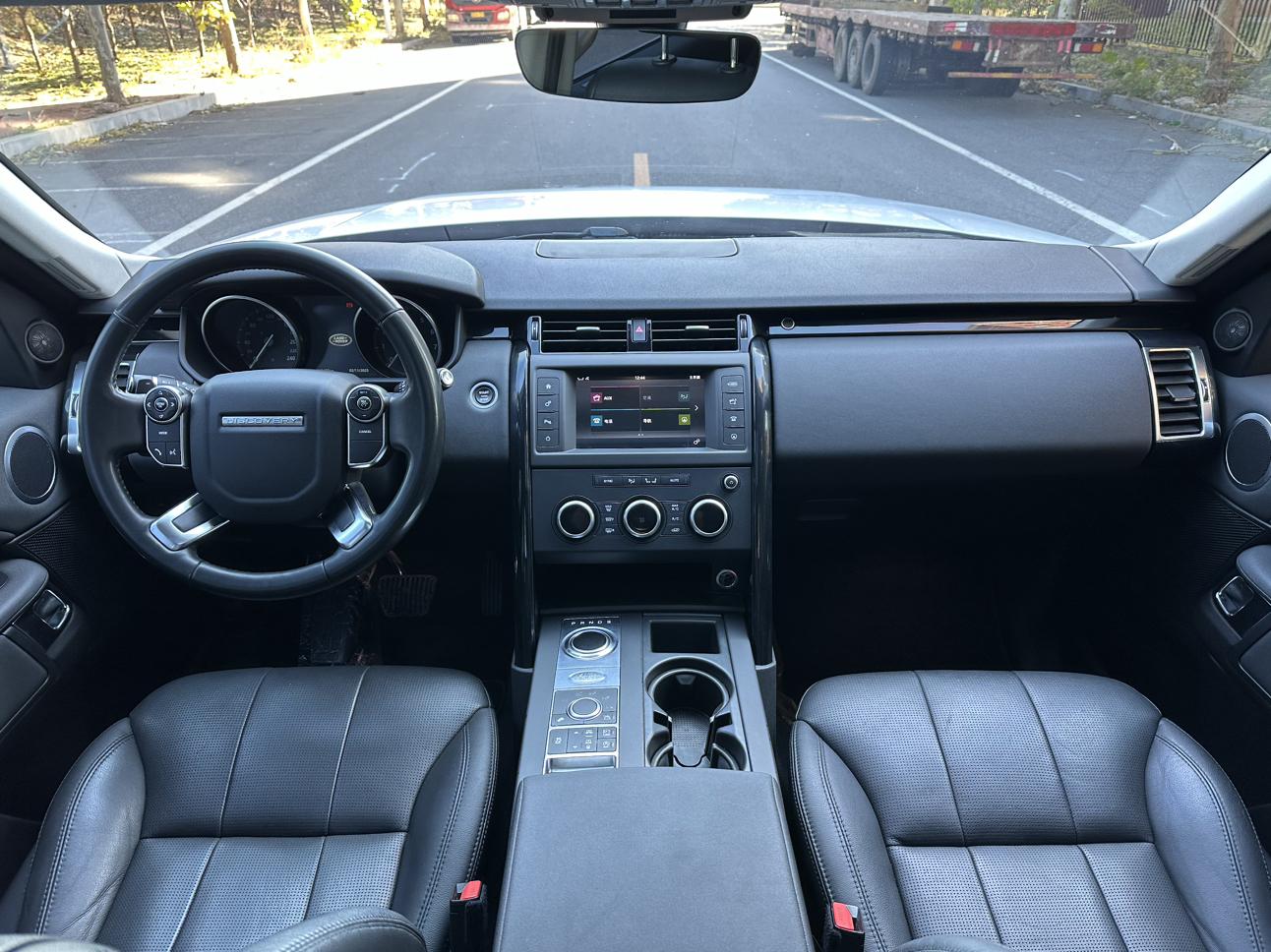 Land Rover Discovery 2017 thumb 5