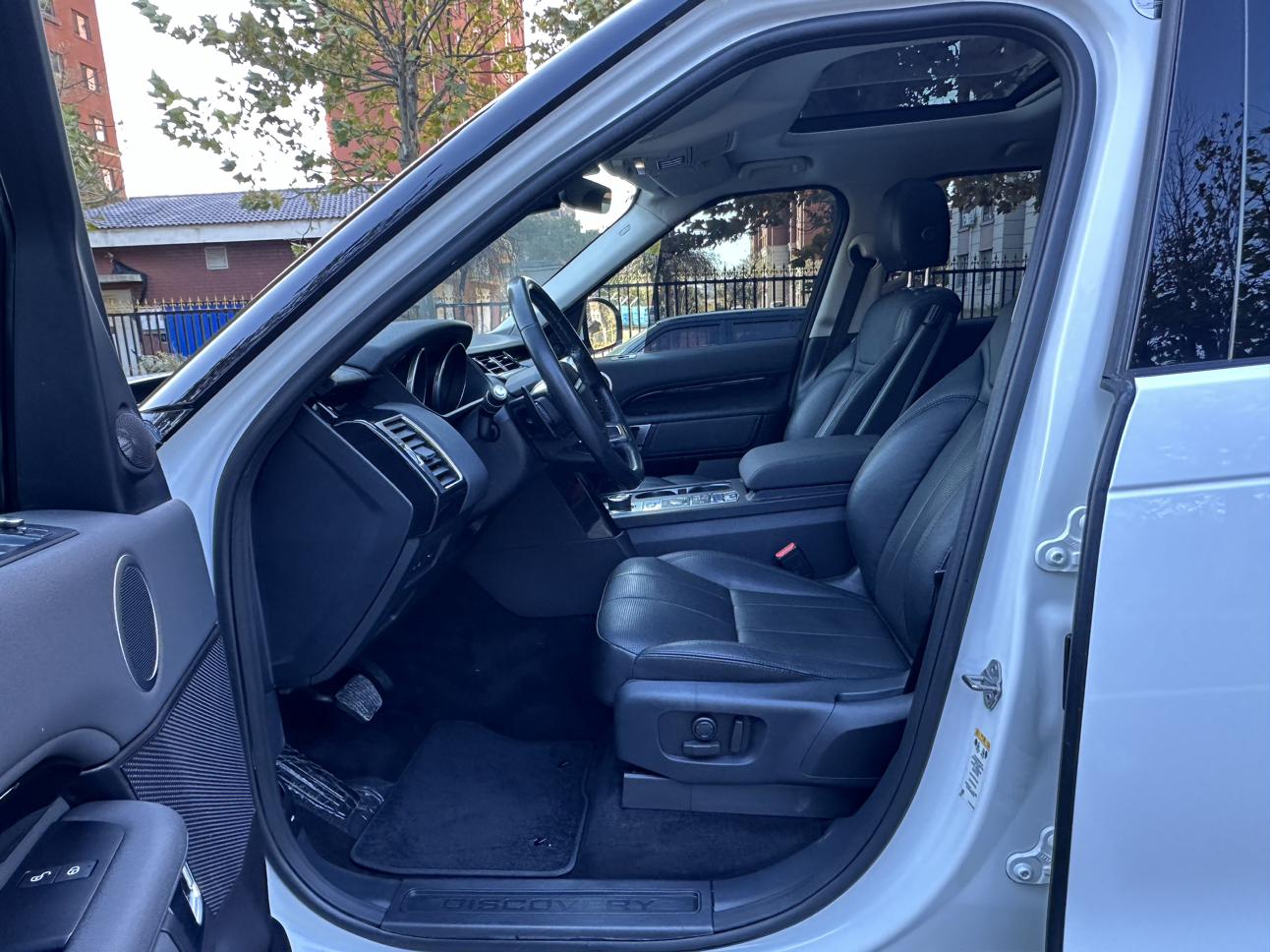 Land Rover Discovery 2017 thumb 6