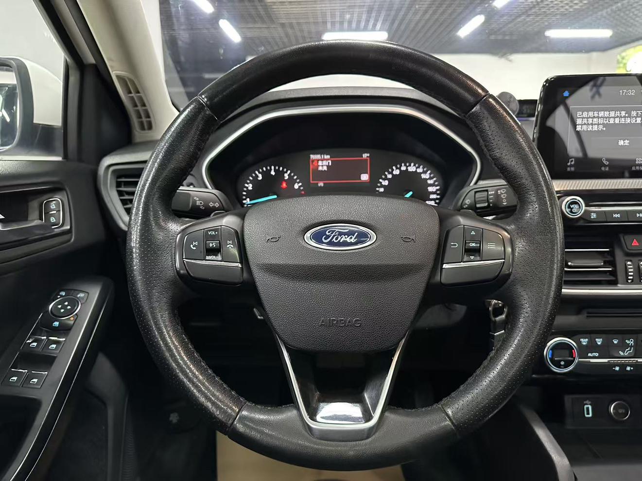 Ford Focus ST 2019 thumb 11