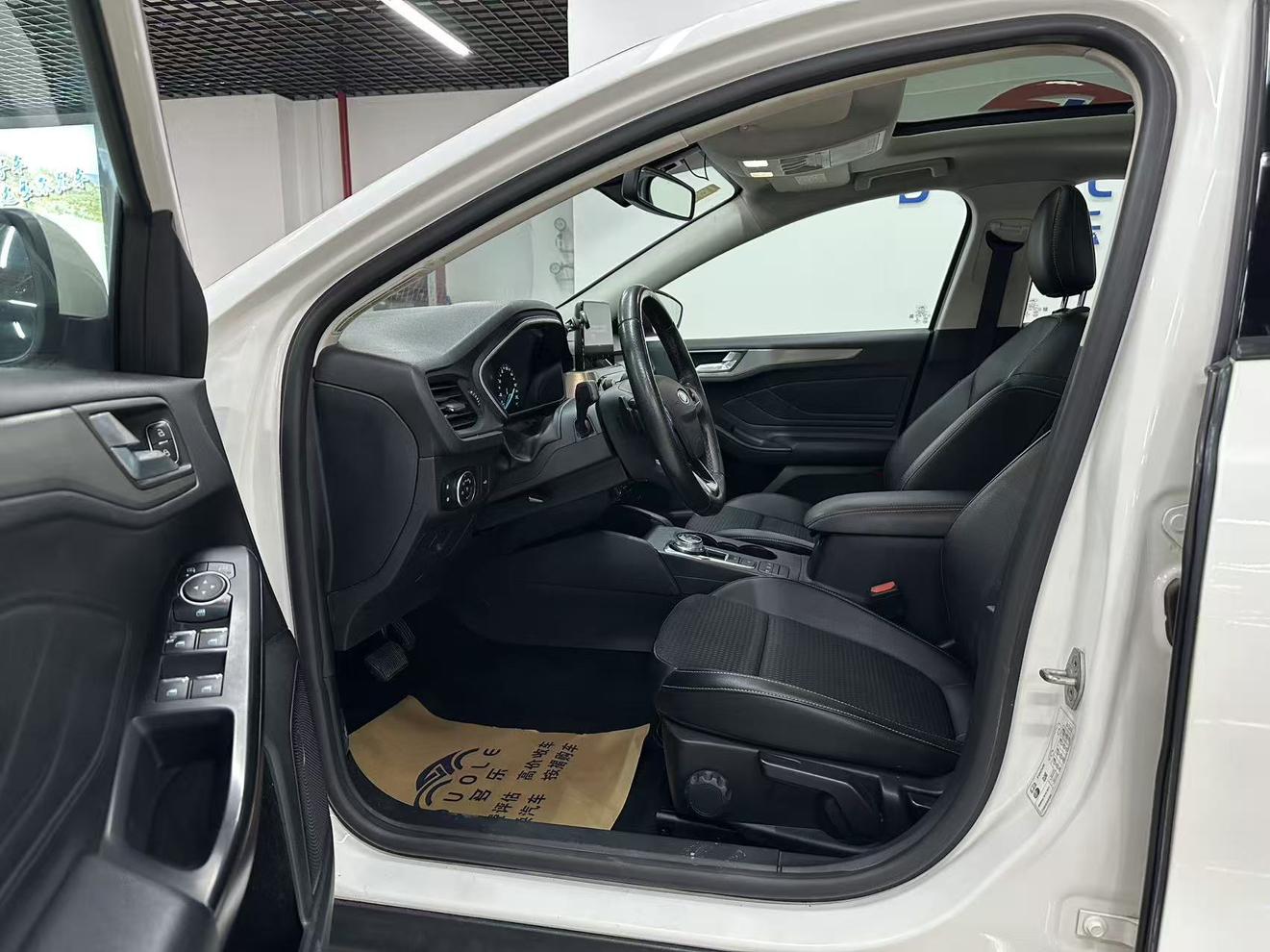 Ford Focus ST 2019 thumb 12