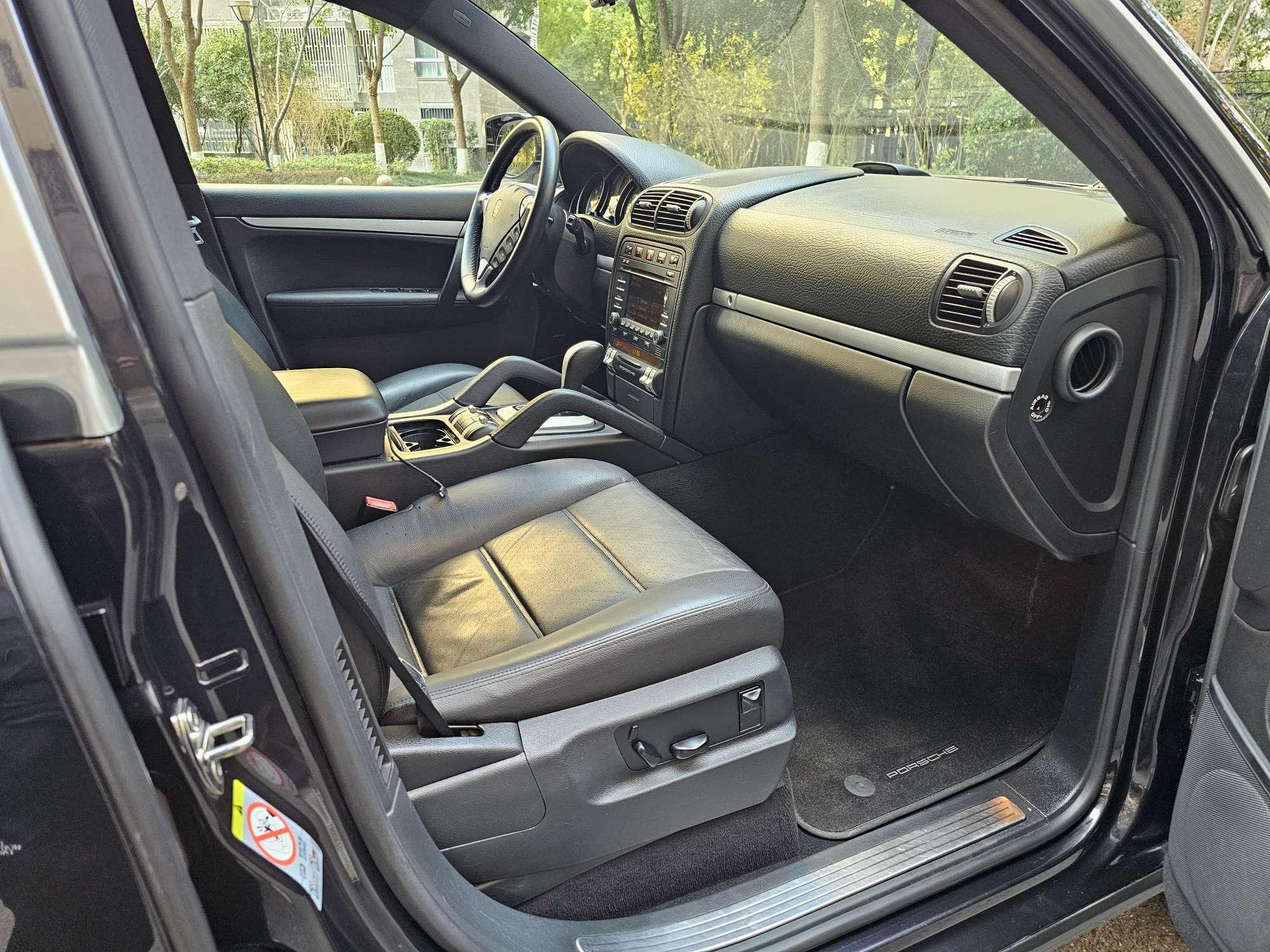 Porsche Cayenne 2010 thumb 9