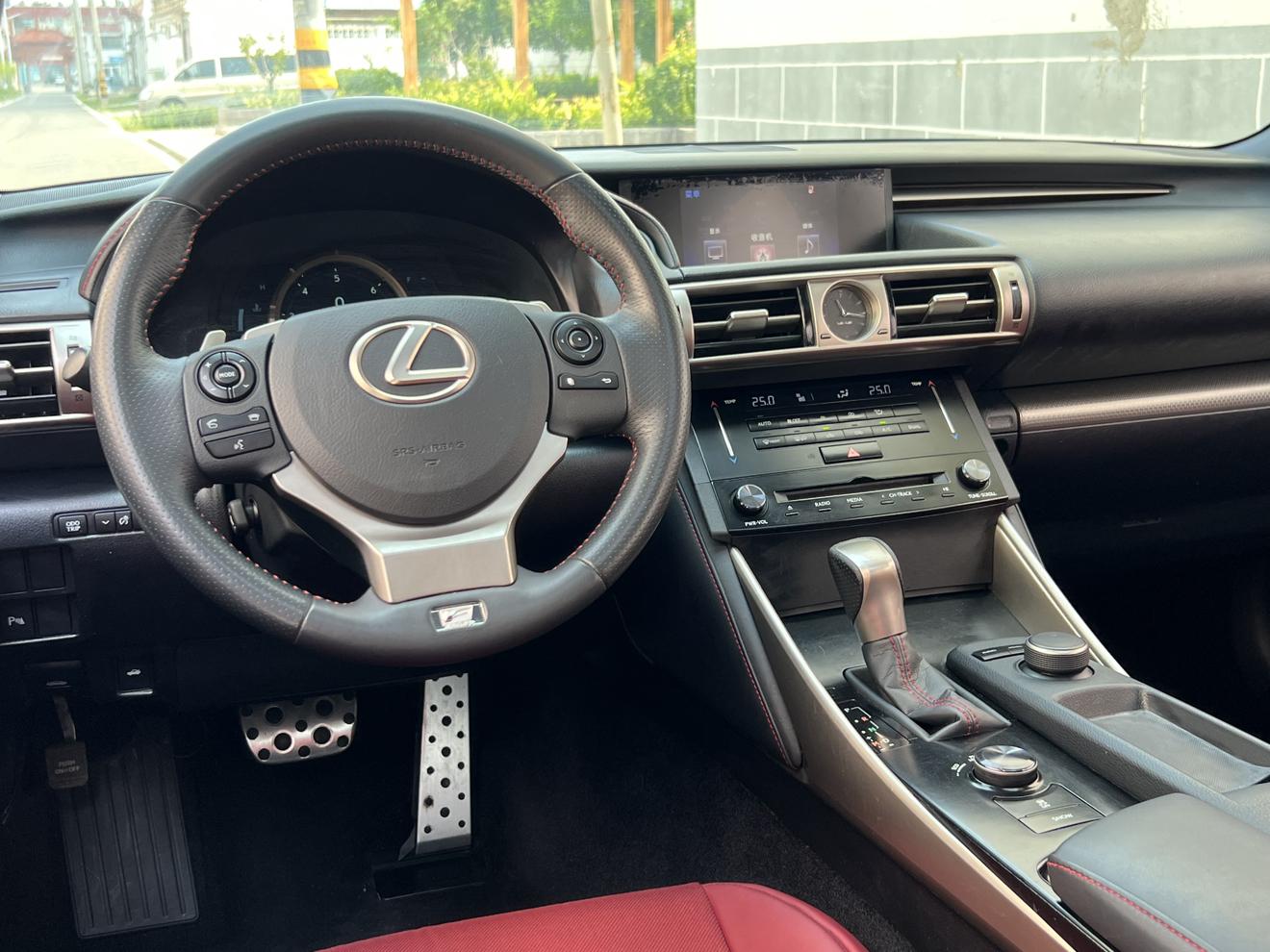 Lexus IS 2014 thumb 10
