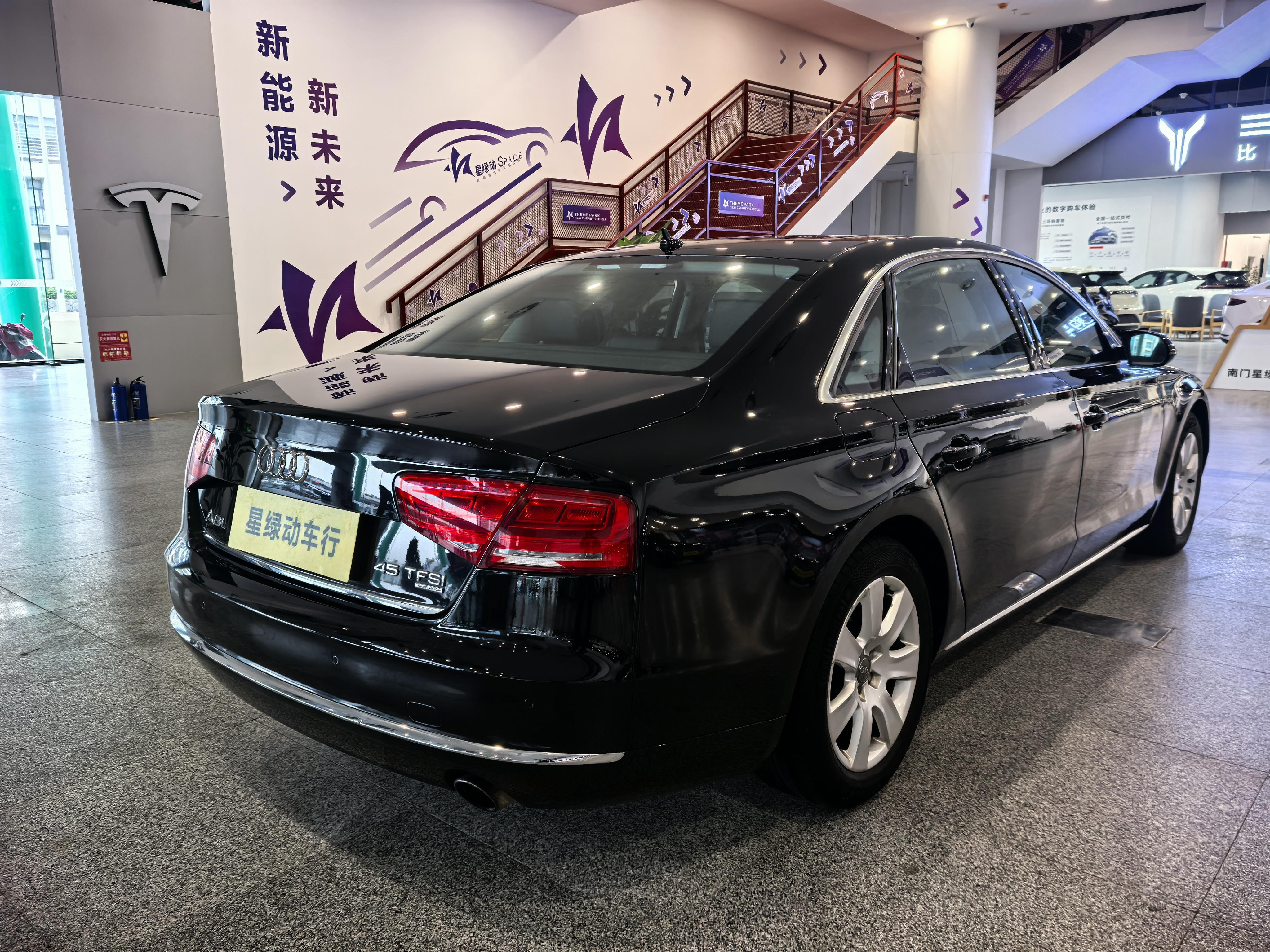 Audi A8 2013 thumb 4