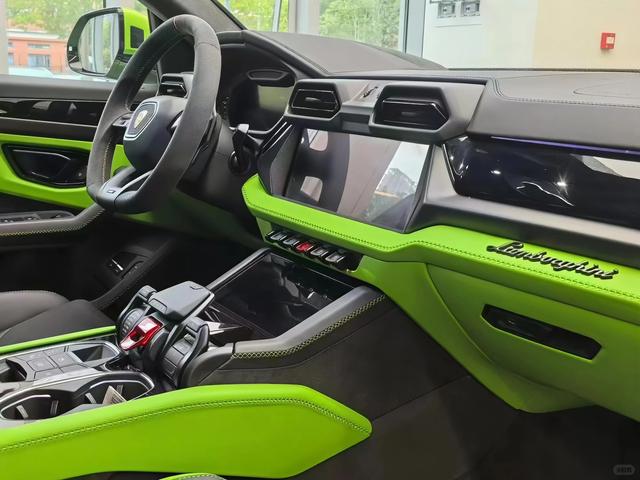 Lamborghini Urus SE 2025 thumb 3