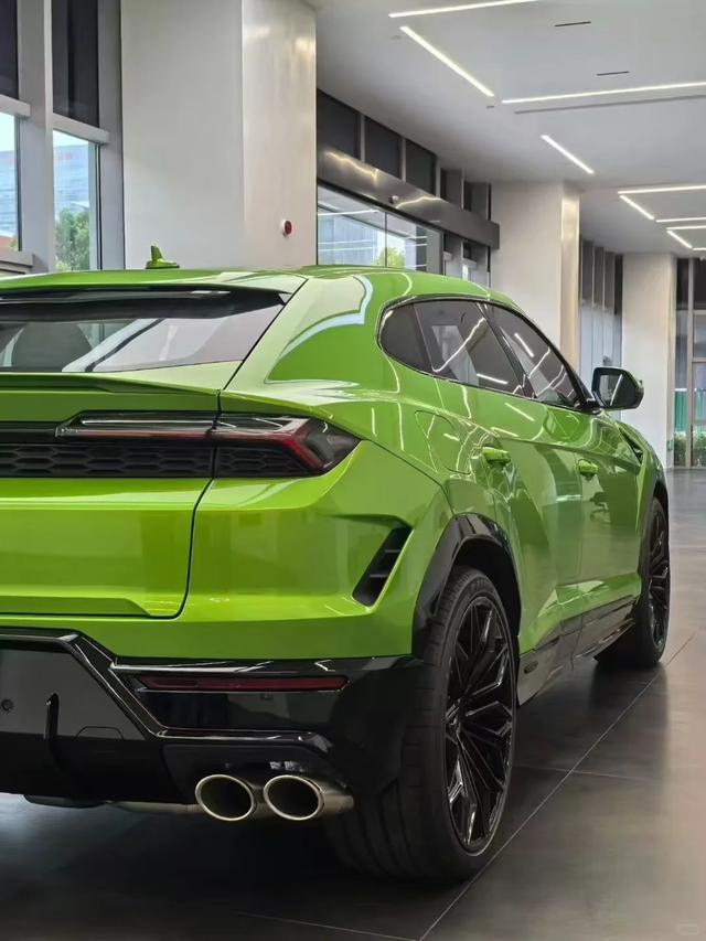 Lamborghini Urus SE 2025 thumb 4