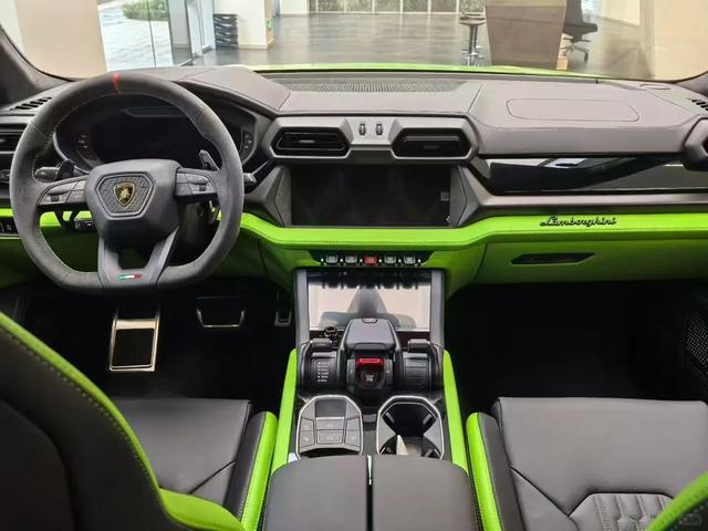 Lamborghini Urus SE 2025 thumb 5