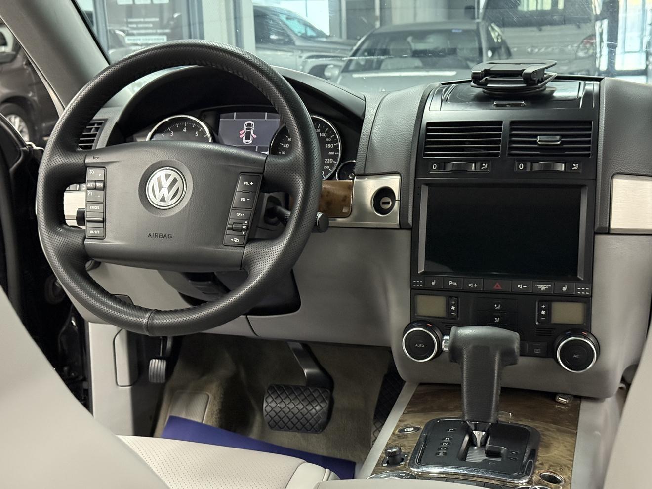 Volkswagen Touareg 2010 thumb 9