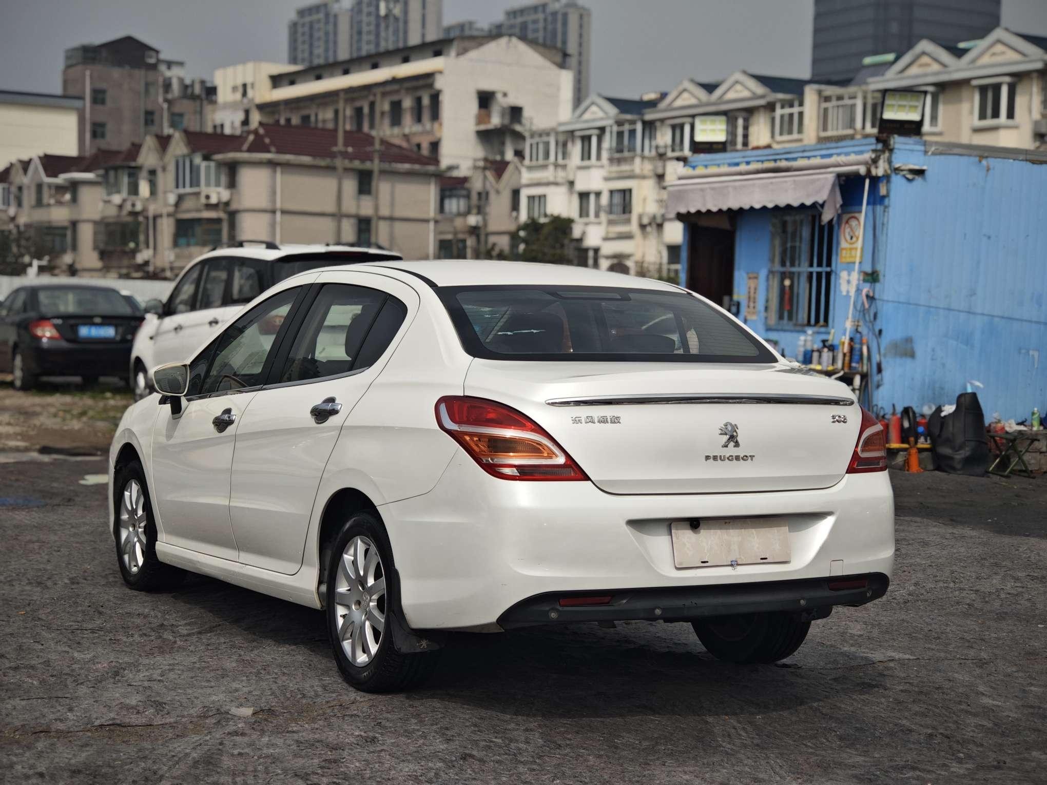 Peugeot 308 2015 thumb 2