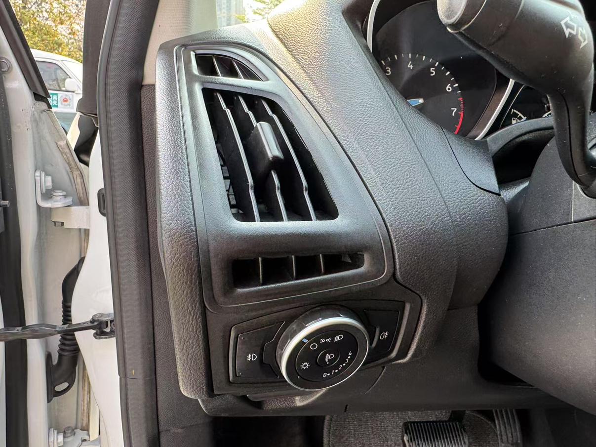 Ford Focus ST 2018 thumb 12