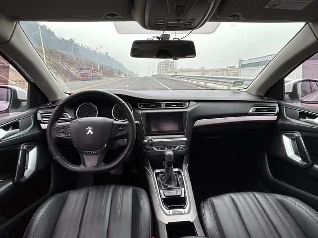 Peugeot 408 2019 thumb 4