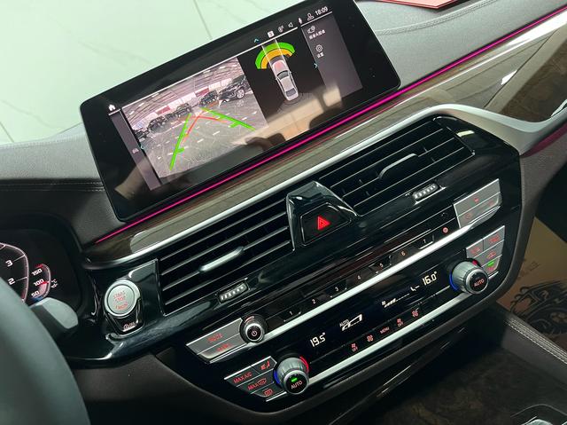 BMW 5 серии 2020 thumb 12
