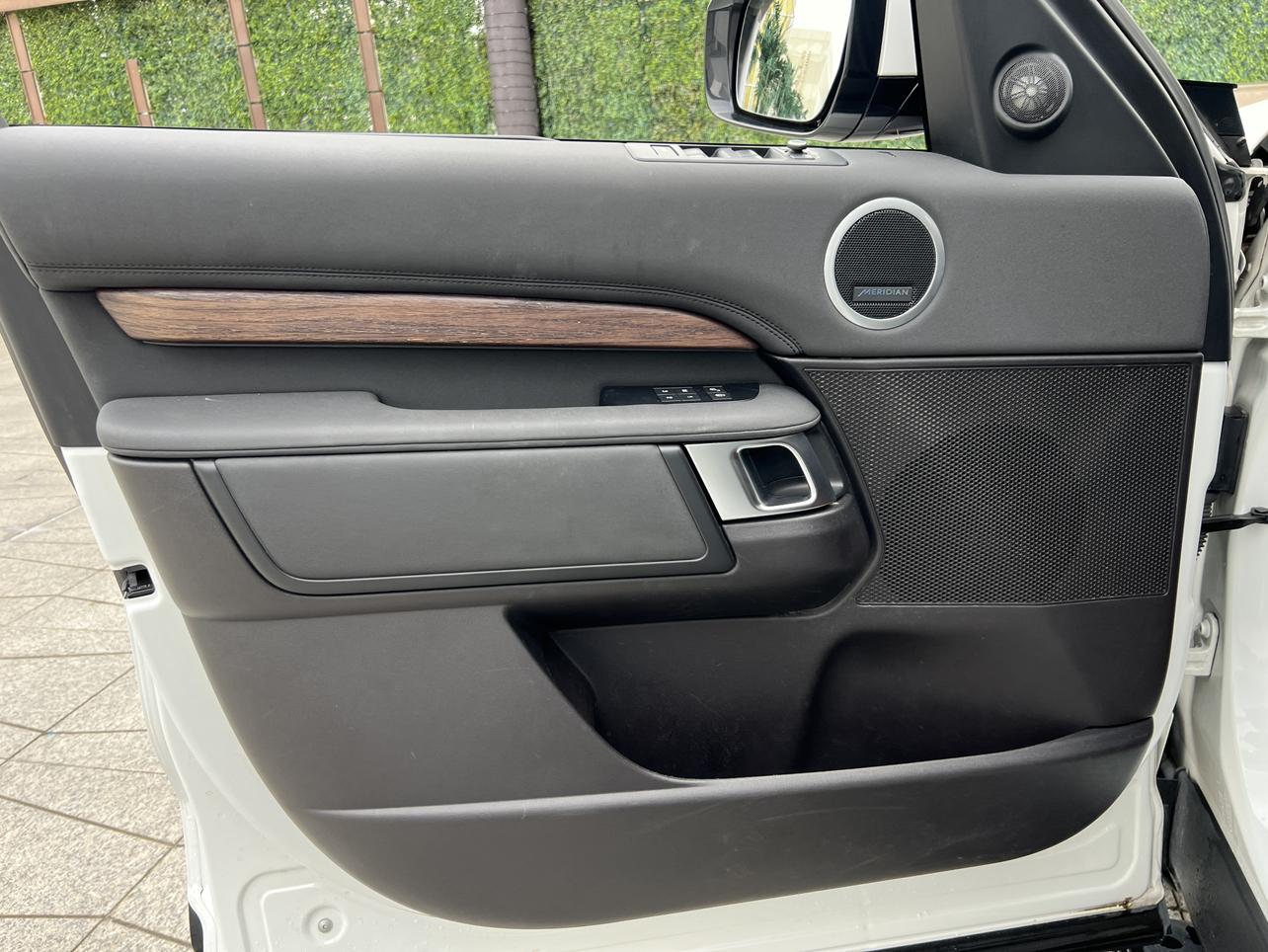 Land Rover Discovery 2018 thumb 9
