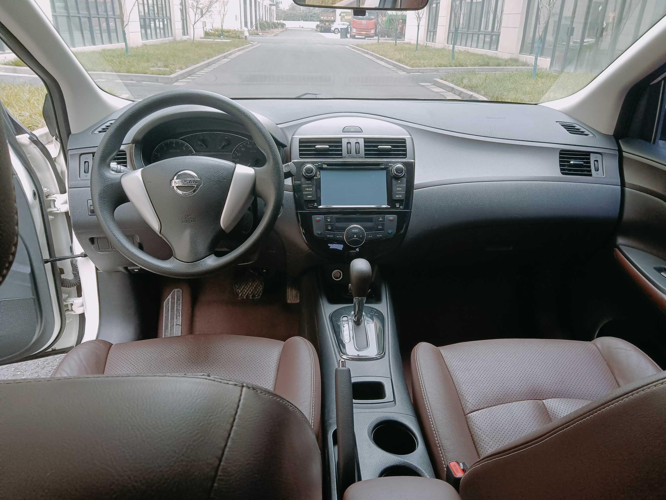 Nissan Tiida 2015 thumb 4