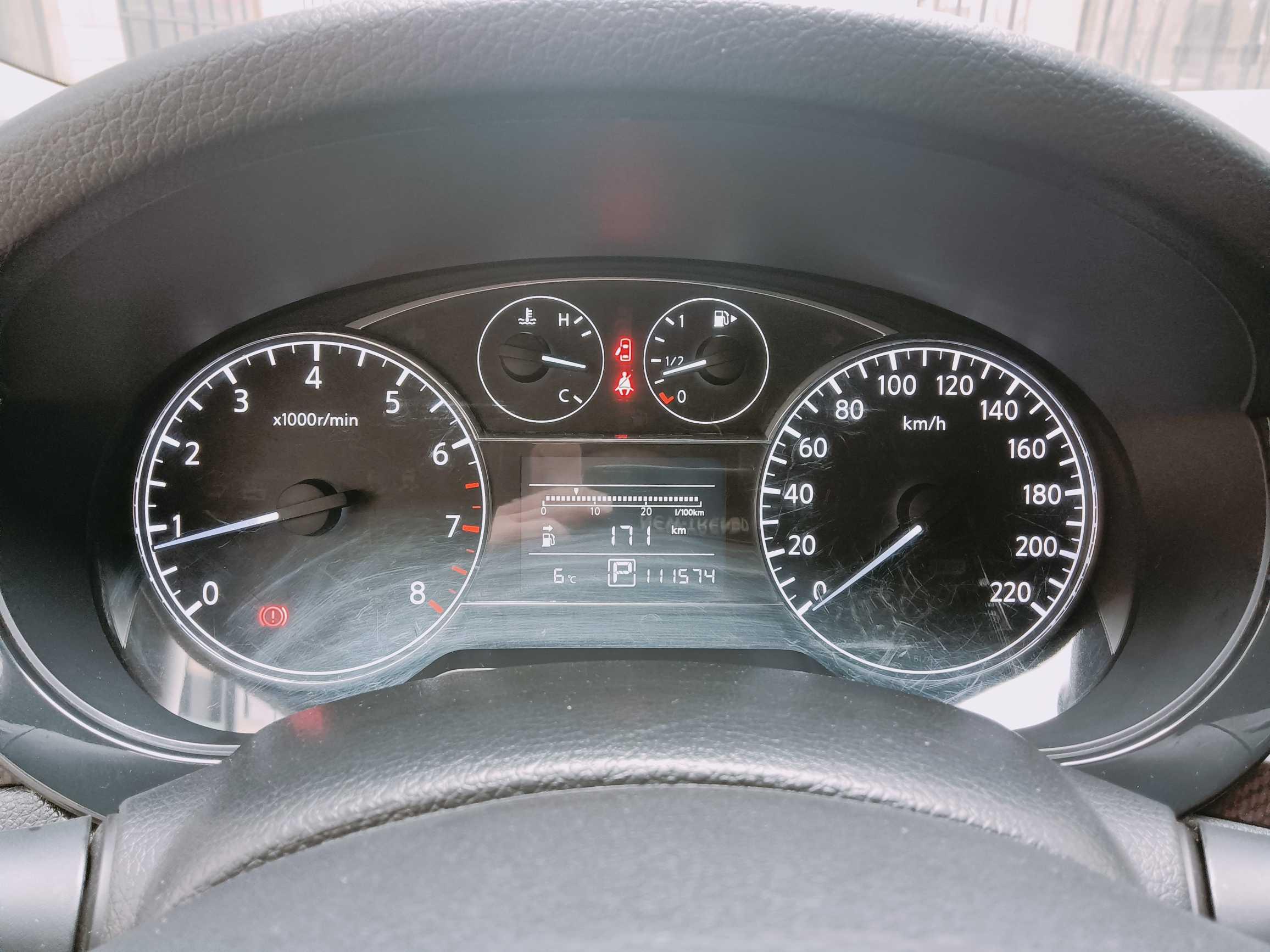 Nissan Tiida 2015 thumb 5