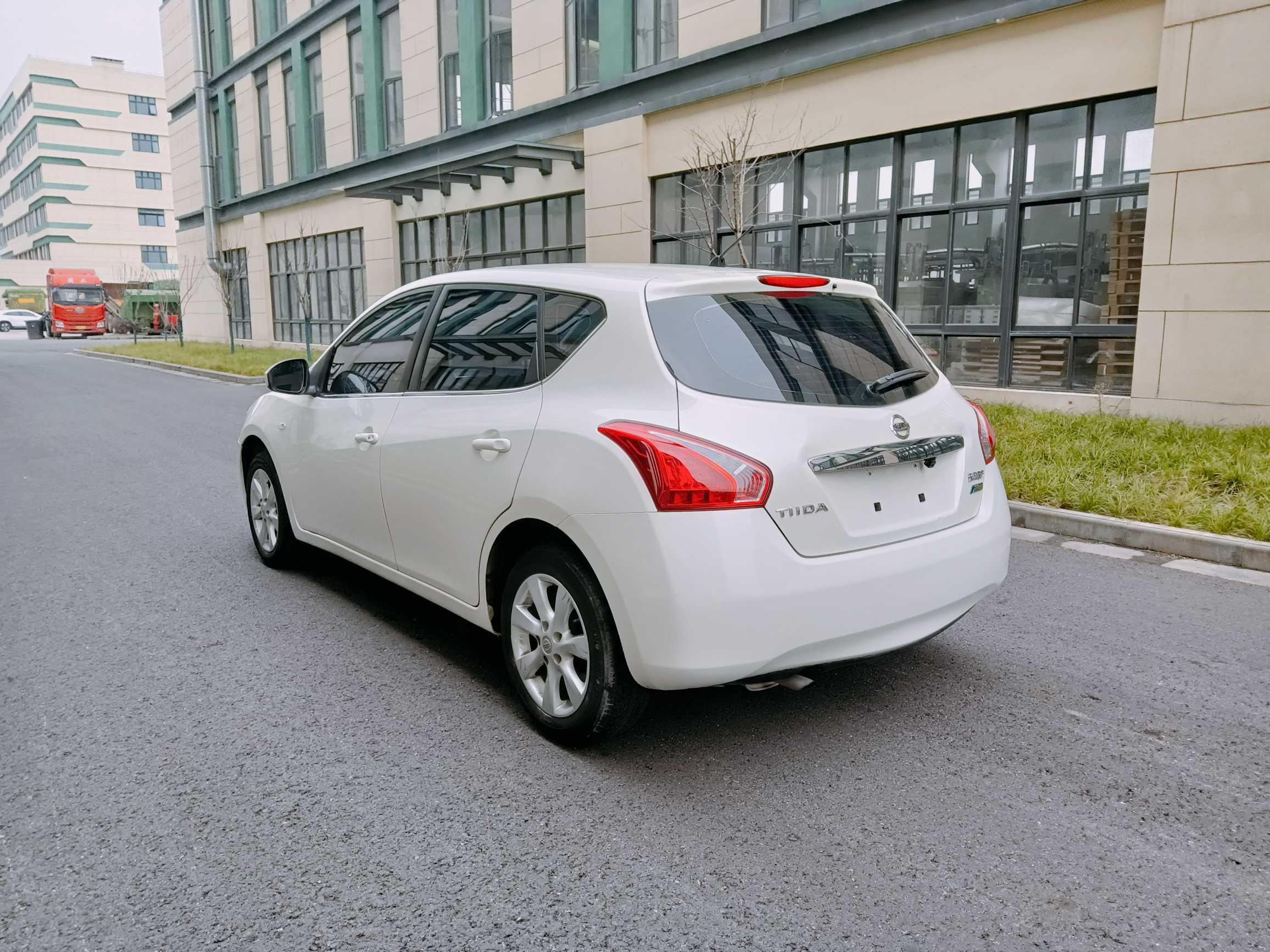 Nissan Tiida 2015 thumb 10