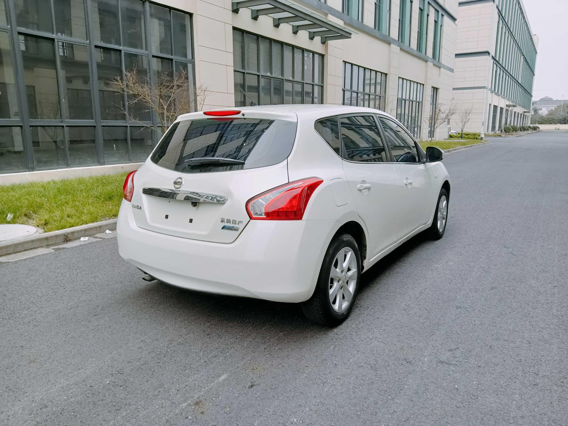Nissan Tiida 2015 thumb 11