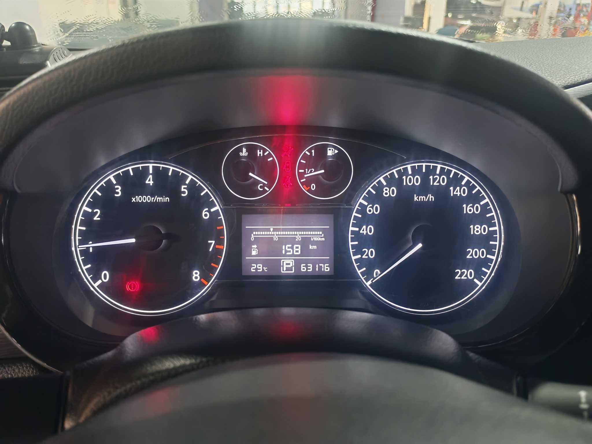 Nissan Tiida 2013 thumb 6