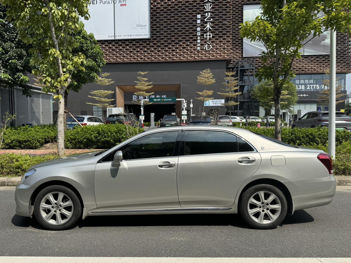 Toyota Crown 2010 thumb 2