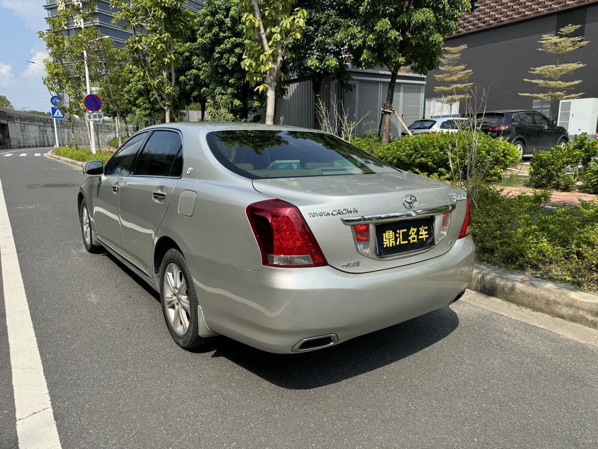 Toyota Crown 2010 thumb 3