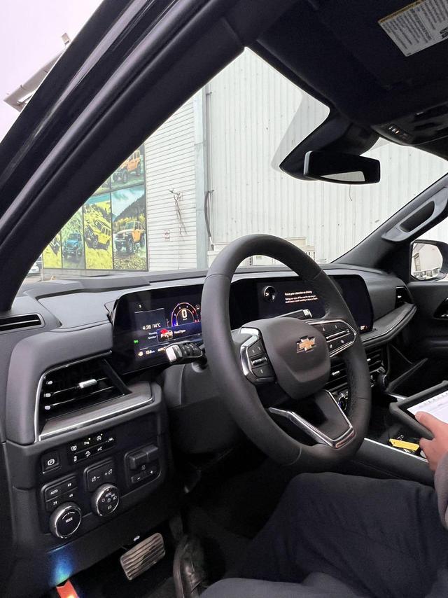 Chevrolet Suburban 2025 thumb 2