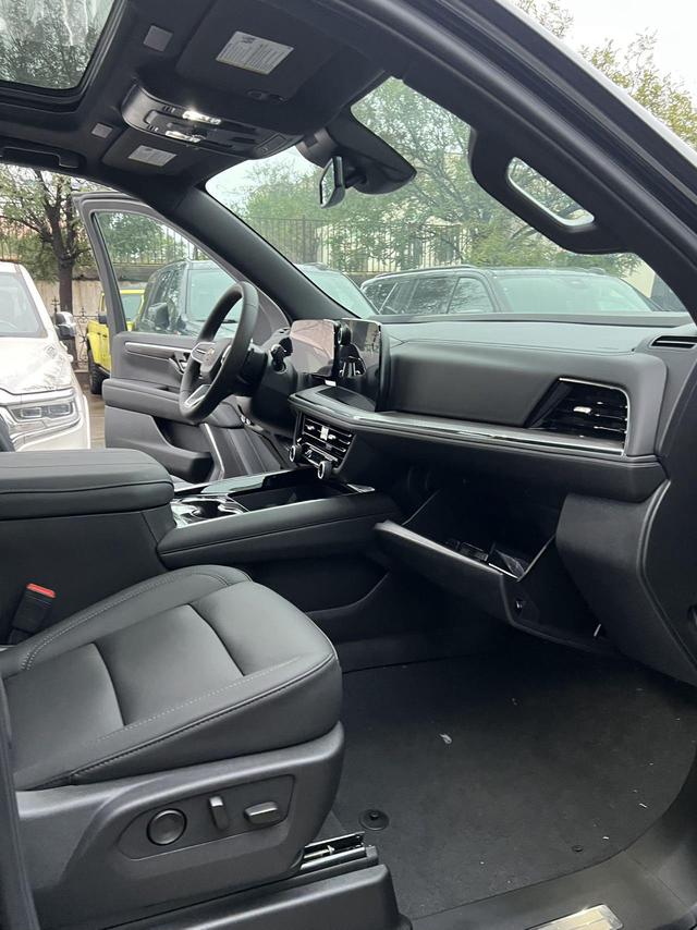 Chevrolet Suburban 2025 thumb 3
