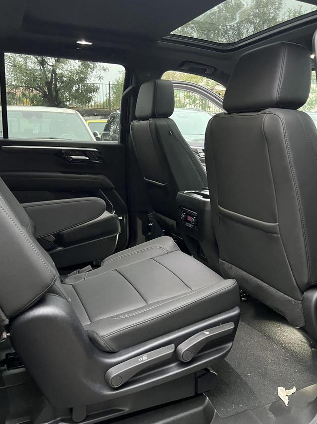 Chevrolet Suburban 2025 thumb 4