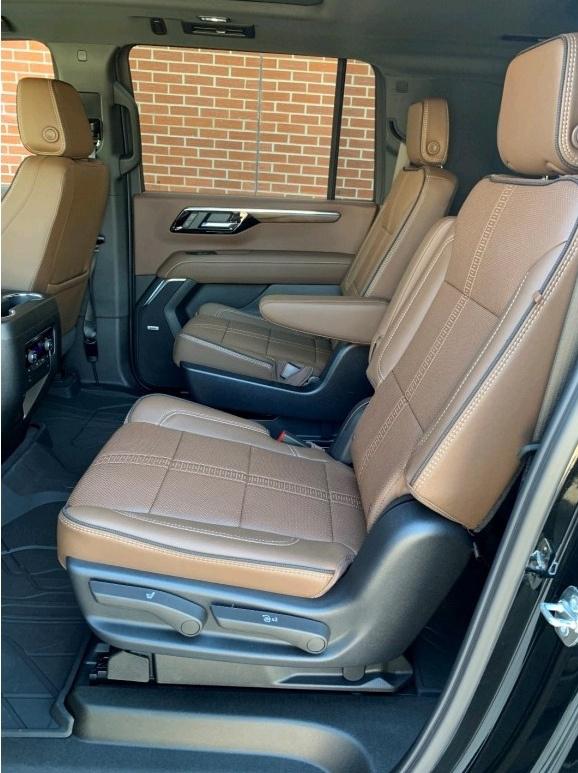 Chevrolet Suburban 2025 thumb 2
