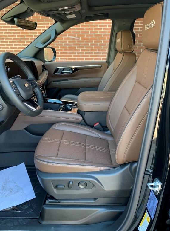 Chevrolet Suburban 2025 thumb 3