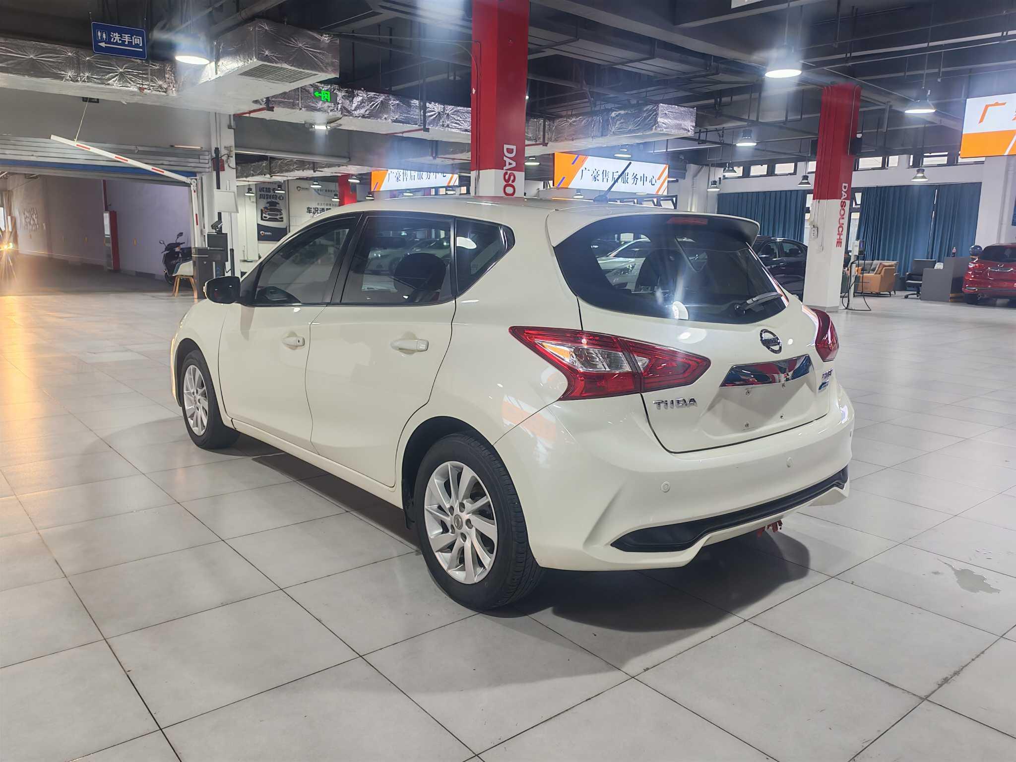 Nissan Tiida 2016 thumb 2