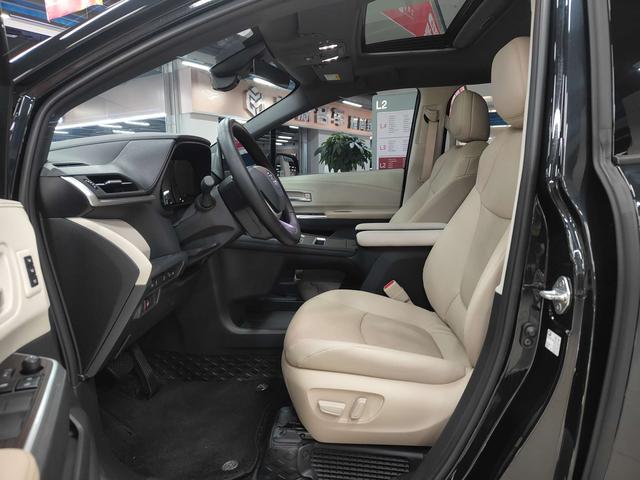 Toyota Granvia 2024 thumb 4