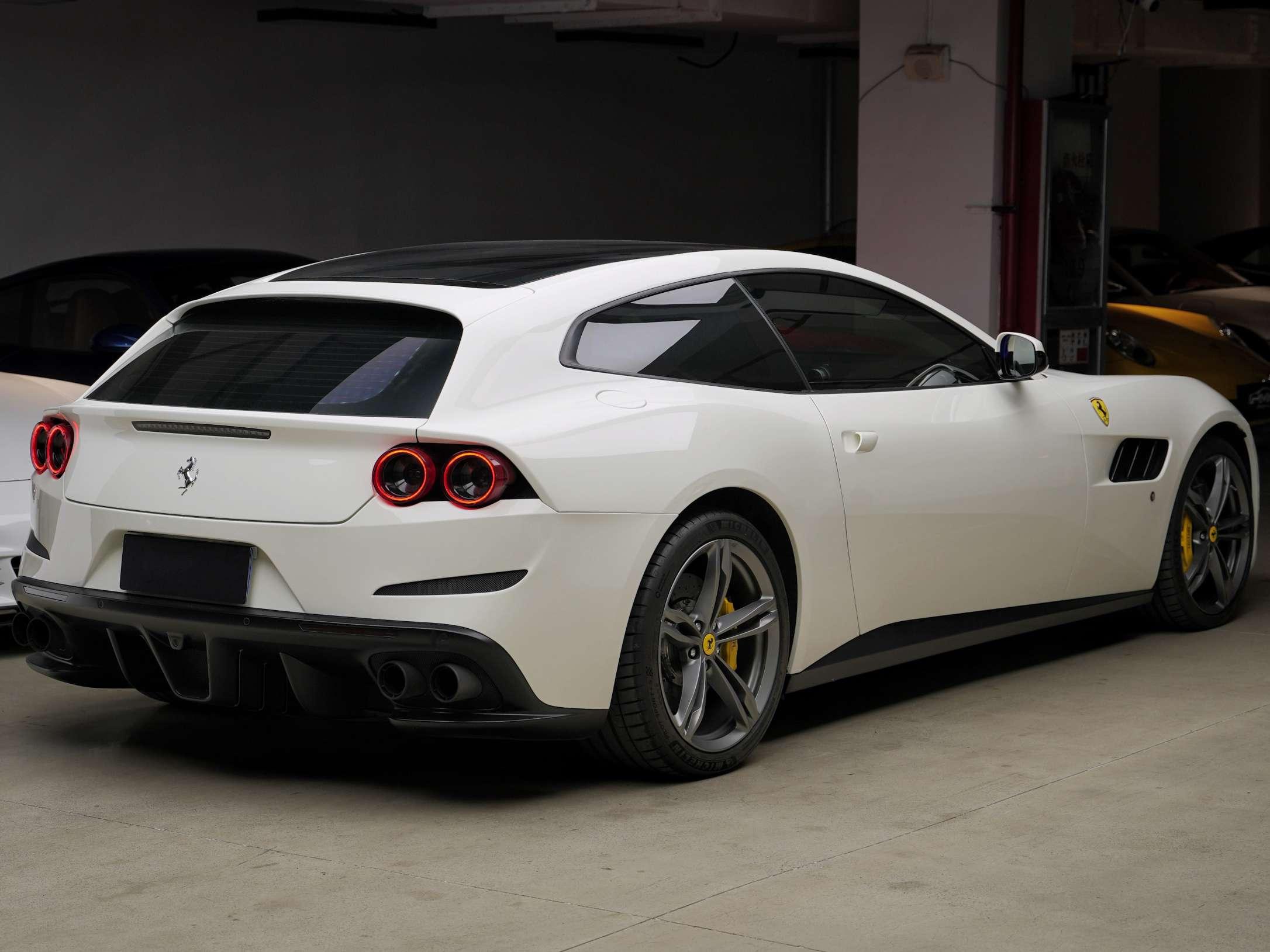 Ferrari GTC4Lusso 2017 thumb 4