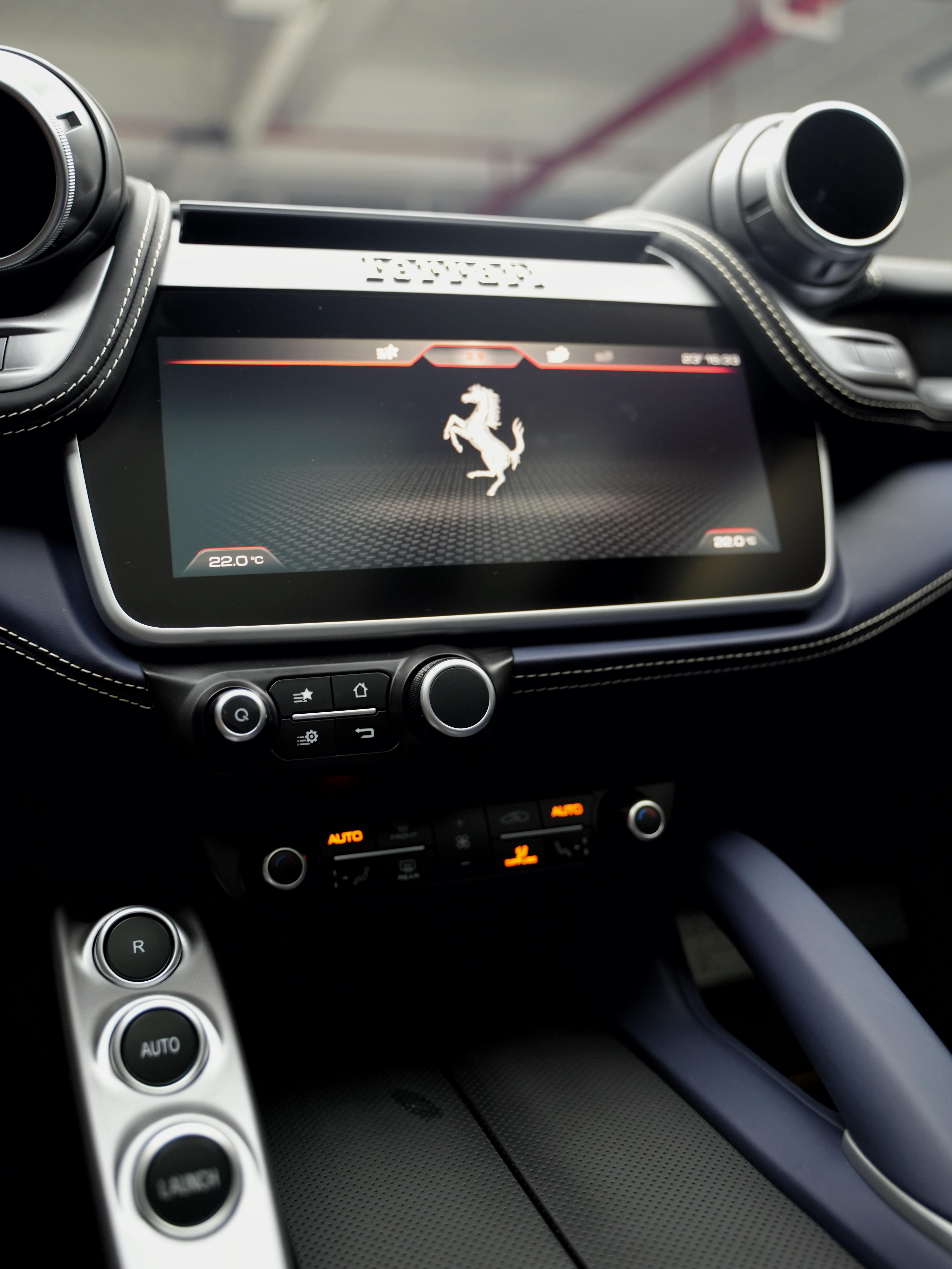 Ferrari GTC4Lusso 2017 thumb 11