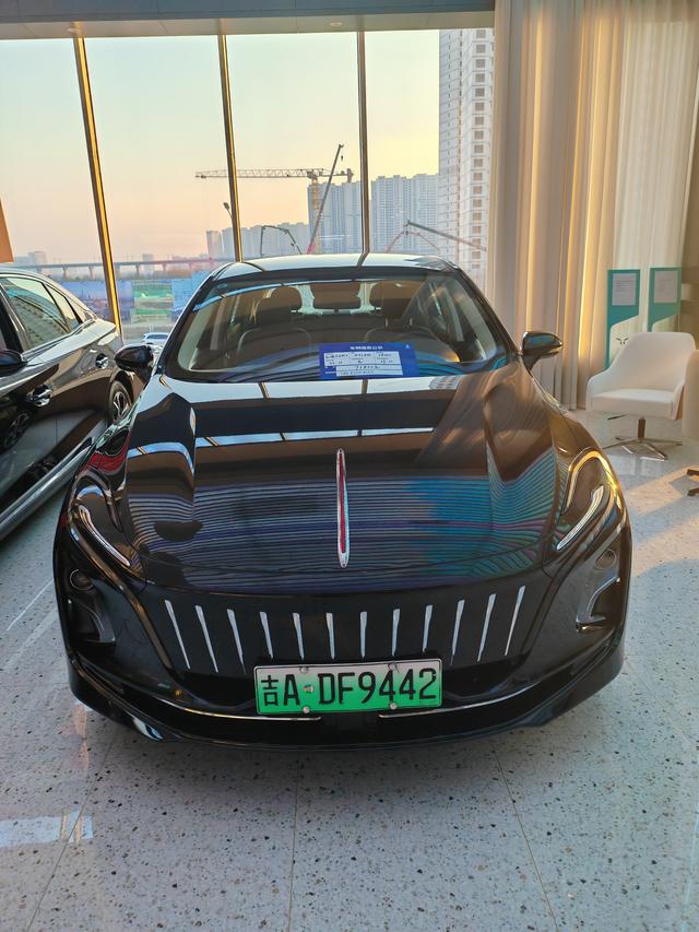 Hongqi E-QM5 2023 thumb 4