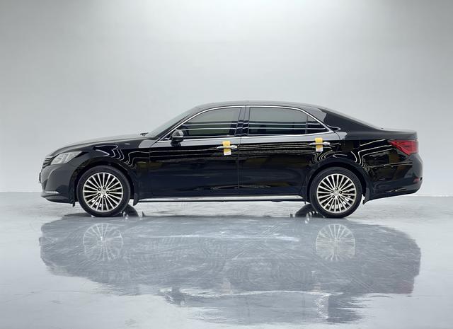 Toyota Crown 2018 thumb 2