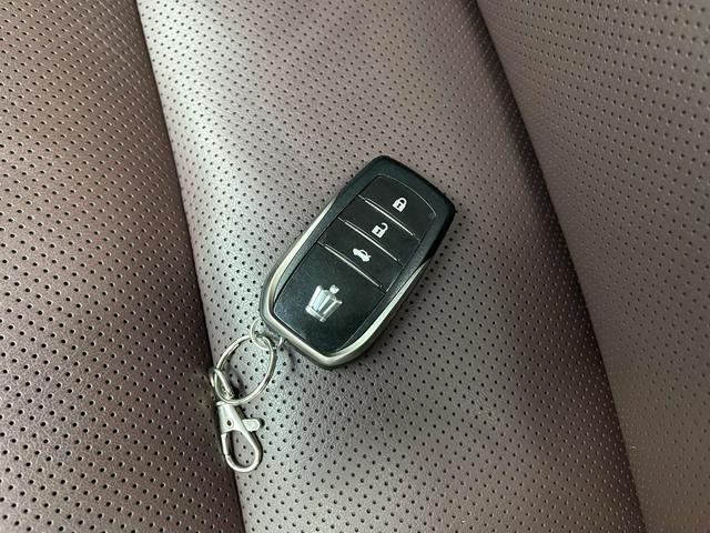 Toyota Crown 2018 thumb 9