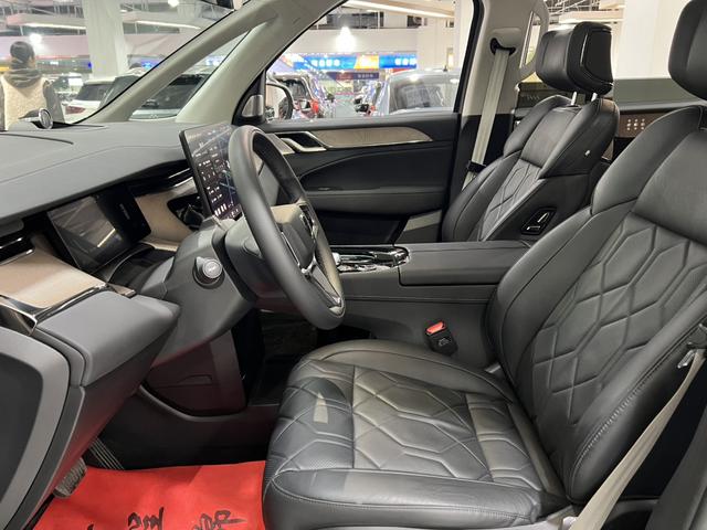 Volvo EM90 2025 thumb 4