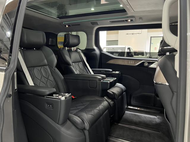 Volvo EM90 2025 thumb 8