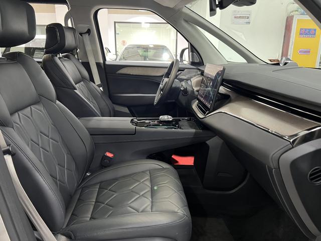 Volvo EM90 2025 thumb 9
