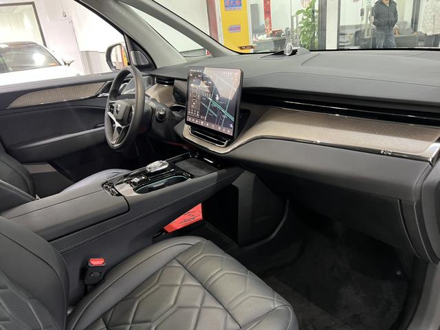 Volvo EM90 2025 thumb 10