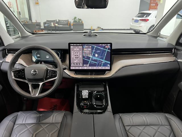 Volvo EM90 2025 thumb 12