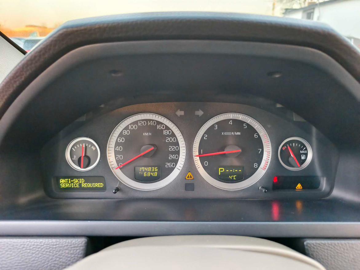 Volvo XC90 2012 thumb 8