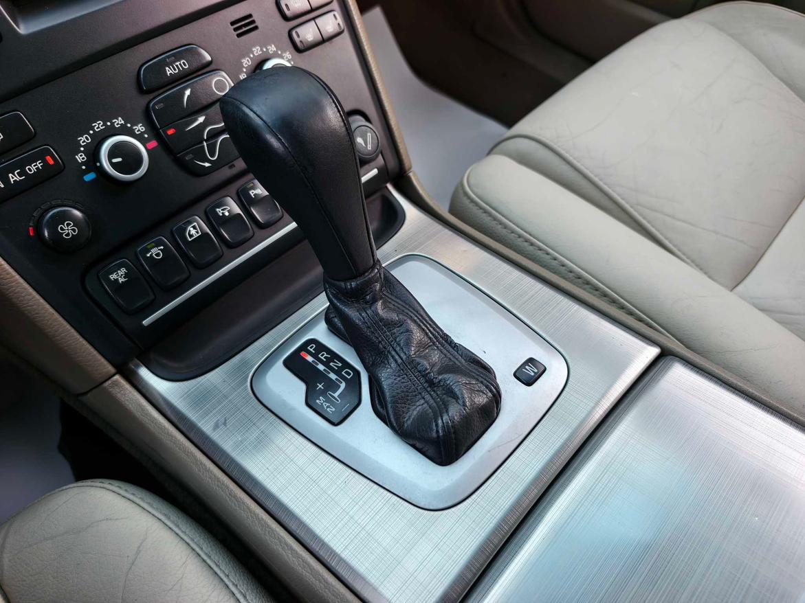 Volvo XC90 2012 thumb 9