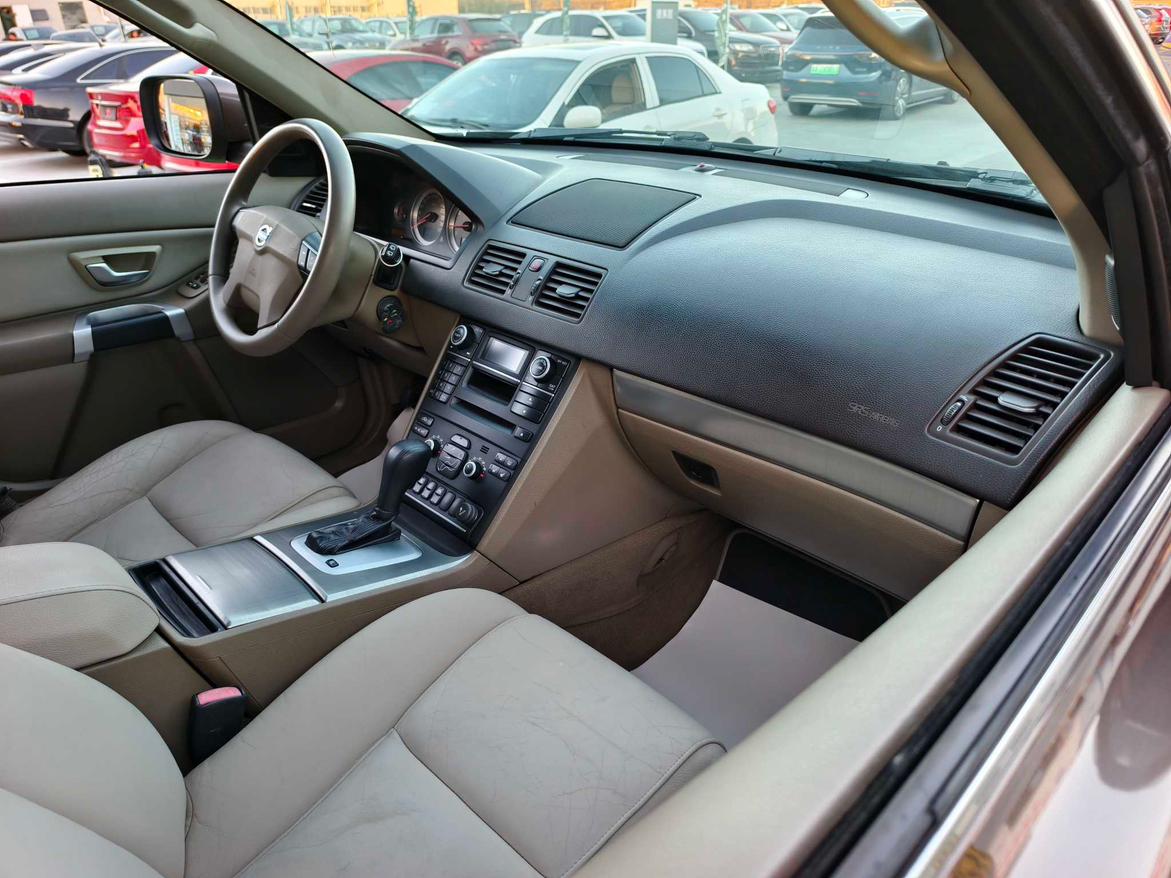 Volvo XC90 2012 thumb 10