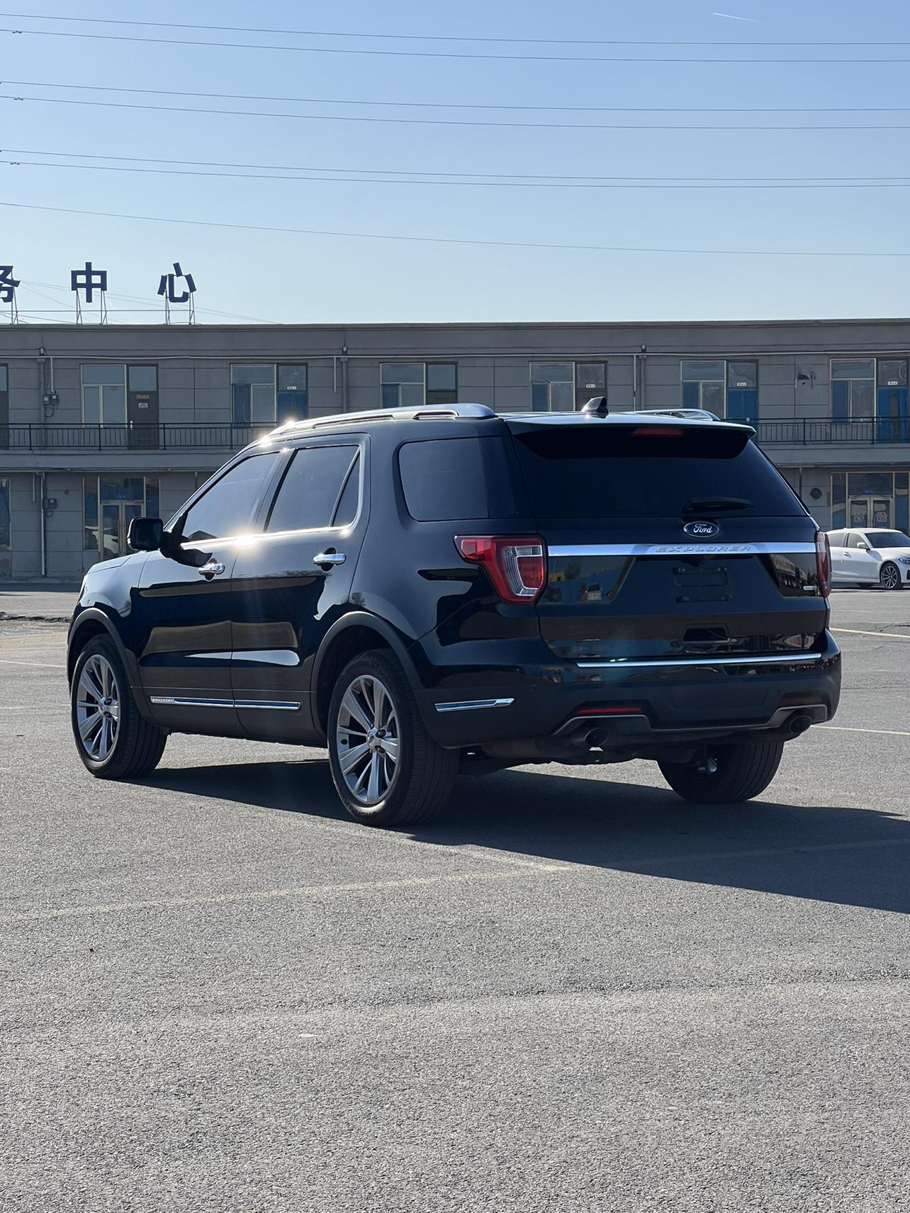Ford Explorer 2018 thumb 3